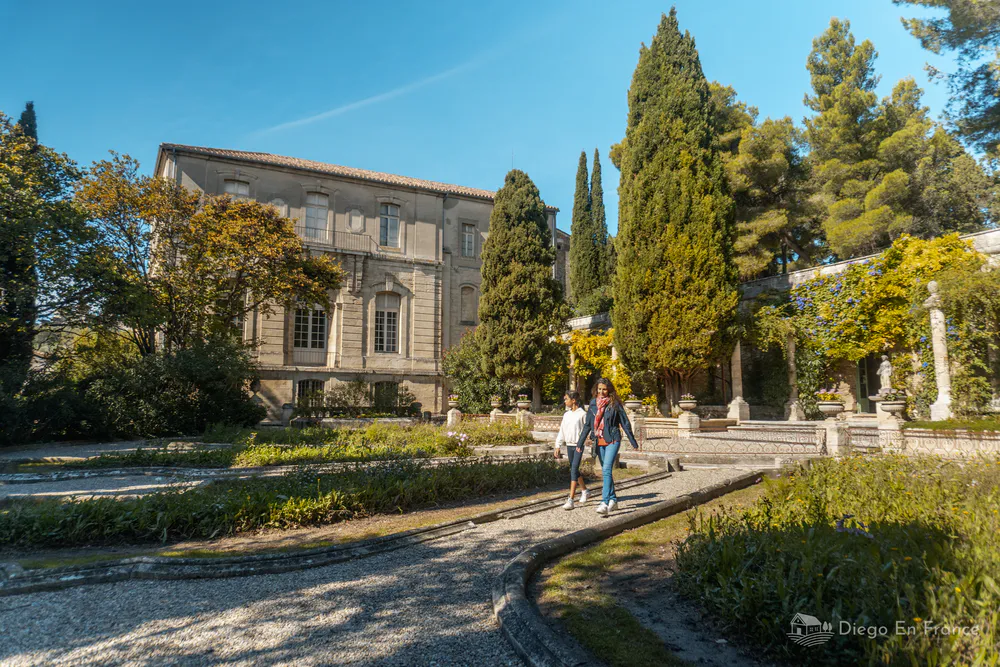 Fotografía de diegoenfrance.com de los senderos y arquitectura renacentista de los Jardines Saint-André.