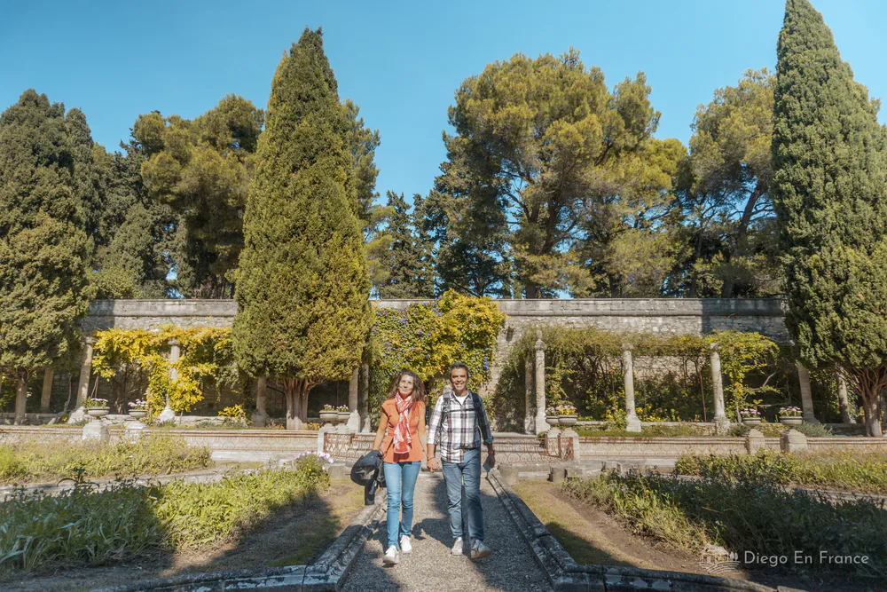 Fotografía de diegoenfrance.com de los visitantes explorando los Jardines de Saint-André en Villeneuve-lès-Avignon.