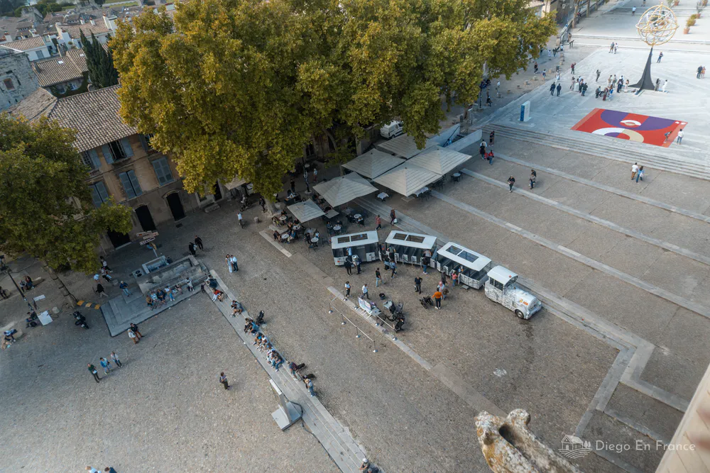 Fotografía de diegoenfrance.com desde lo alto del Palacio de los Papas, mostrando la plaza y sus visitantes, ideal para quienes buscan qué hacer en Aviñón