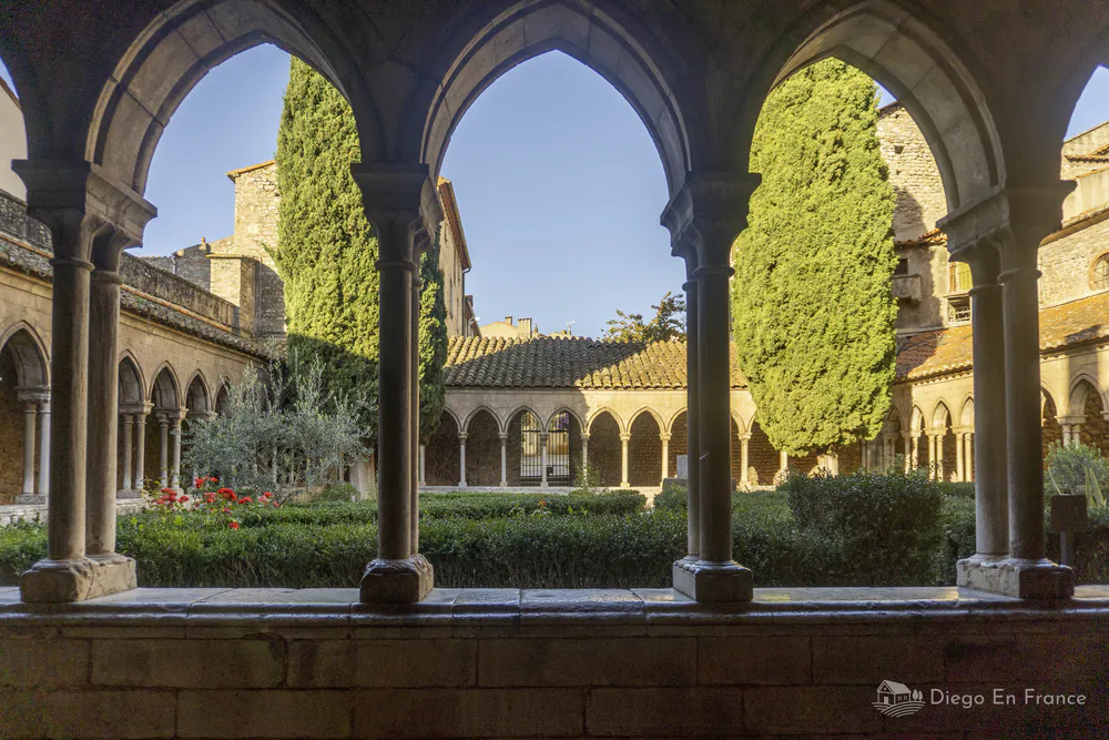 Photo by diegoenfrance.com of the medieval cloister of the abbey of Arles-sur-Tech, filled with calm and beauty.