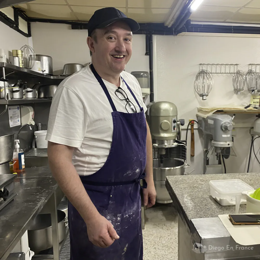 Photo by diegoenfrance.com of master pastry chef Éric Jean Touron working at the Pâtisserie Touron.