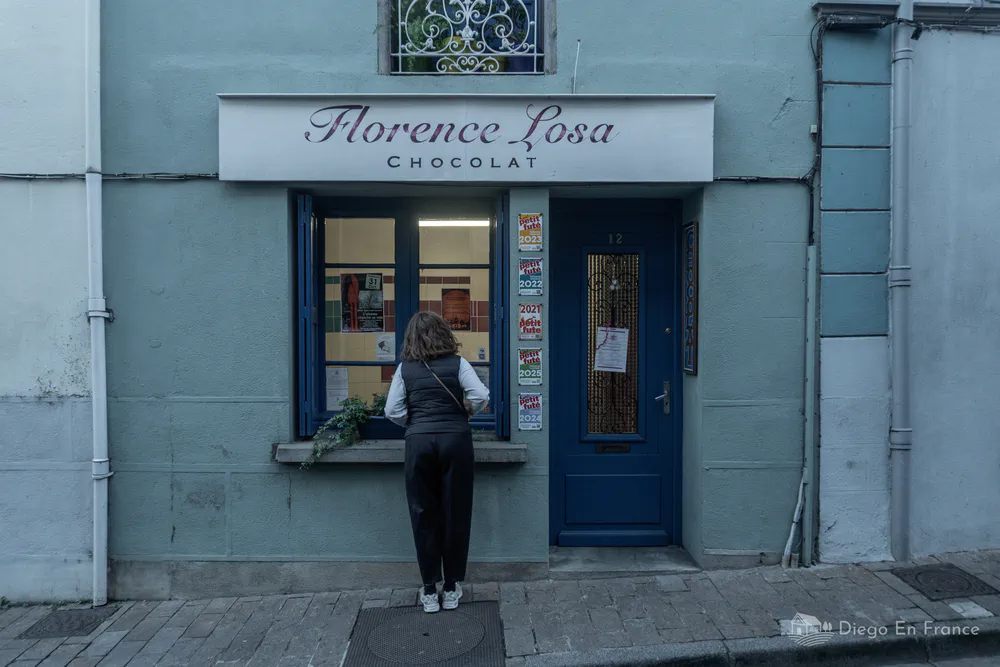Photo by diegoenfrance.com of the artisanal chocolate shop Florence Losa Chocolat, dedicated to raw and natural cocoa.