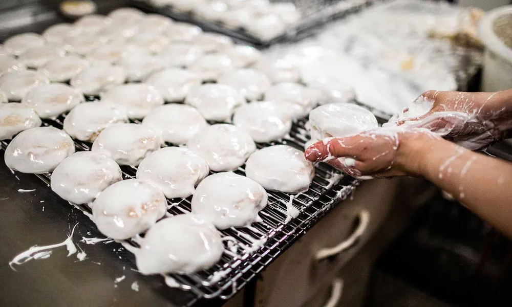 Photo showing the manual glazing of the traditional rousquilles of Arles-sur-Tech.