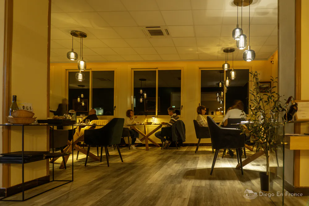 Photo by diegoenfrance.com of the dining room at Les Glycines, a reflection of local gastronomy and hospitality.