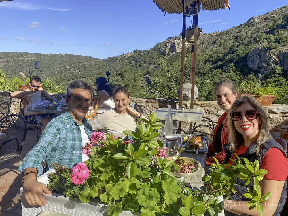 Terraza de L’Hostal de Castelnou con vistas al Vallespir, experiencia gastronómica ideal para quienes buscan qué hacer en Vallespir