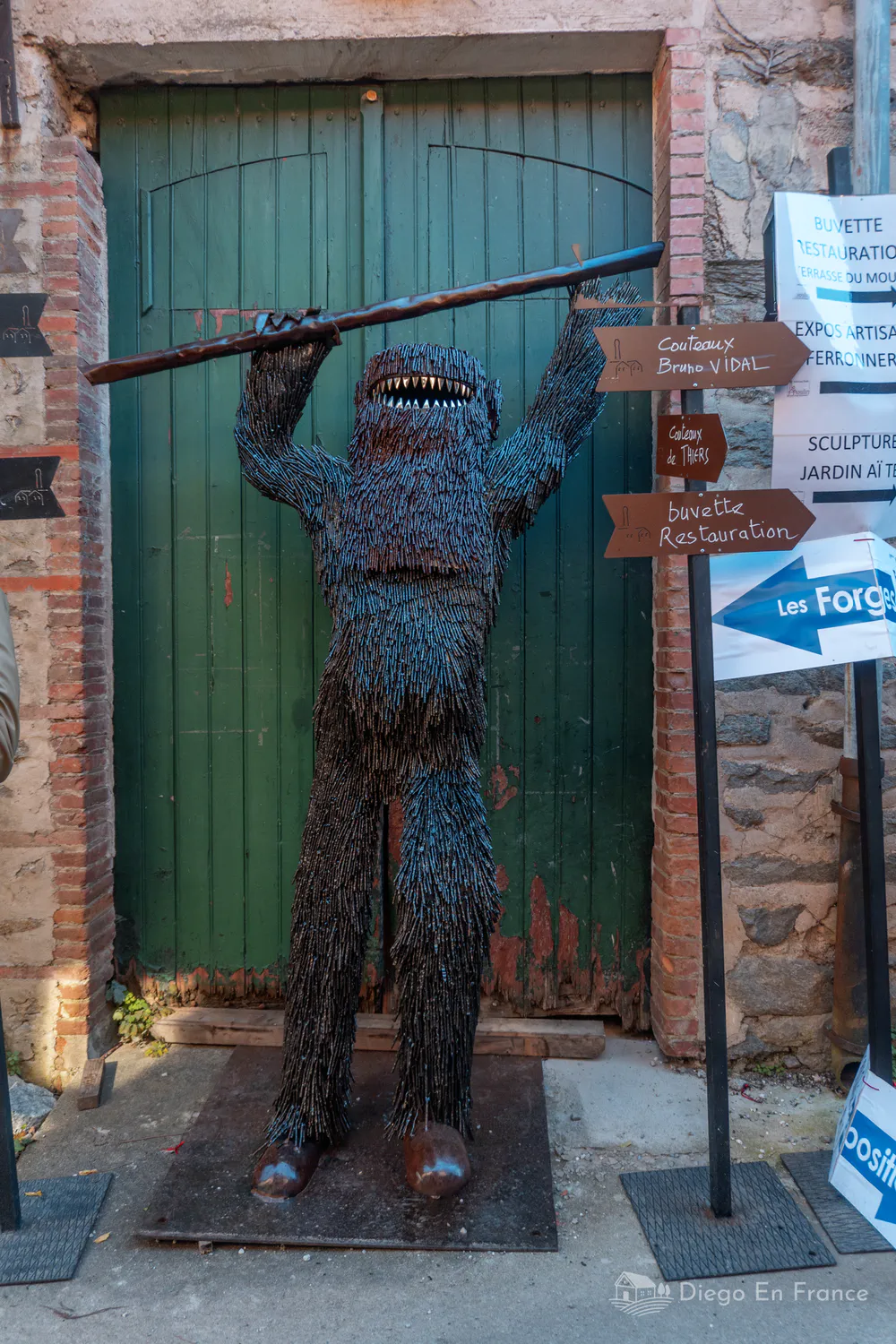 Photo by diegoenfrance.com of the handcrafted sculpture inspired by the legendary Fête de l’Ours.