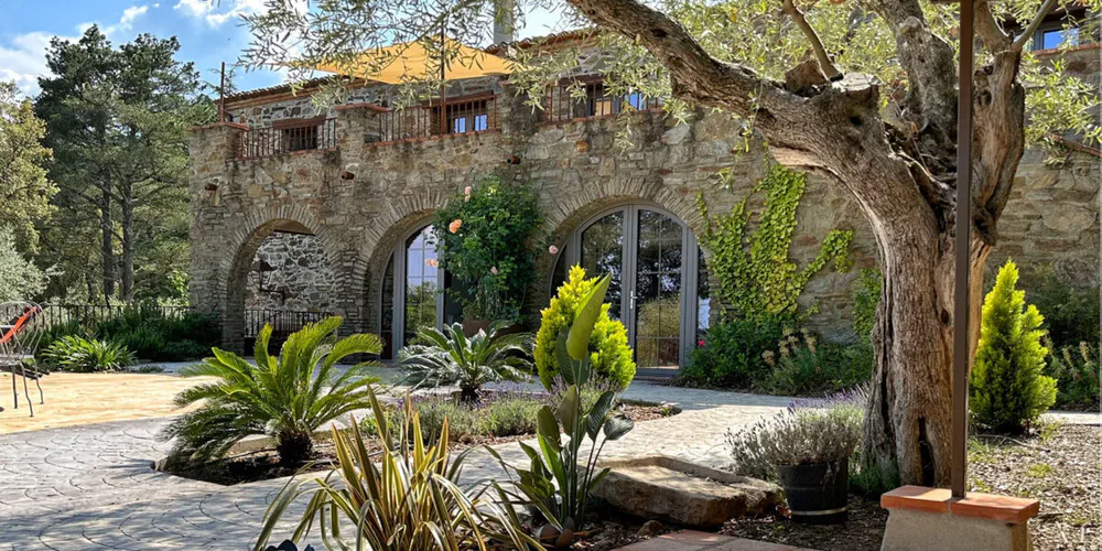 Fachada del Mas des Colombes entre olivos y naturaleza, estancia recomendada en el Vallespir