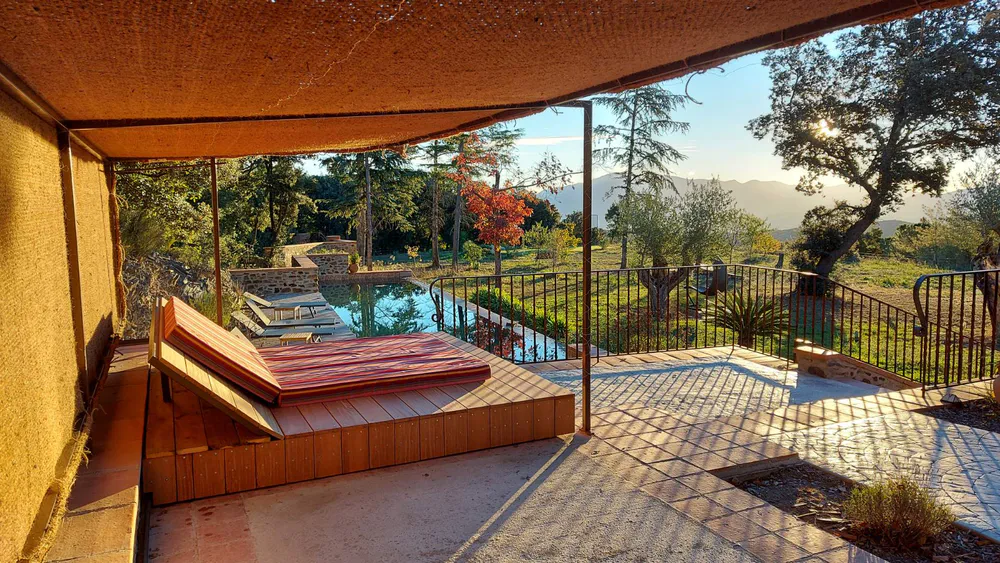 Zona de descanso con vistas abiertas a los montes del Vallespir