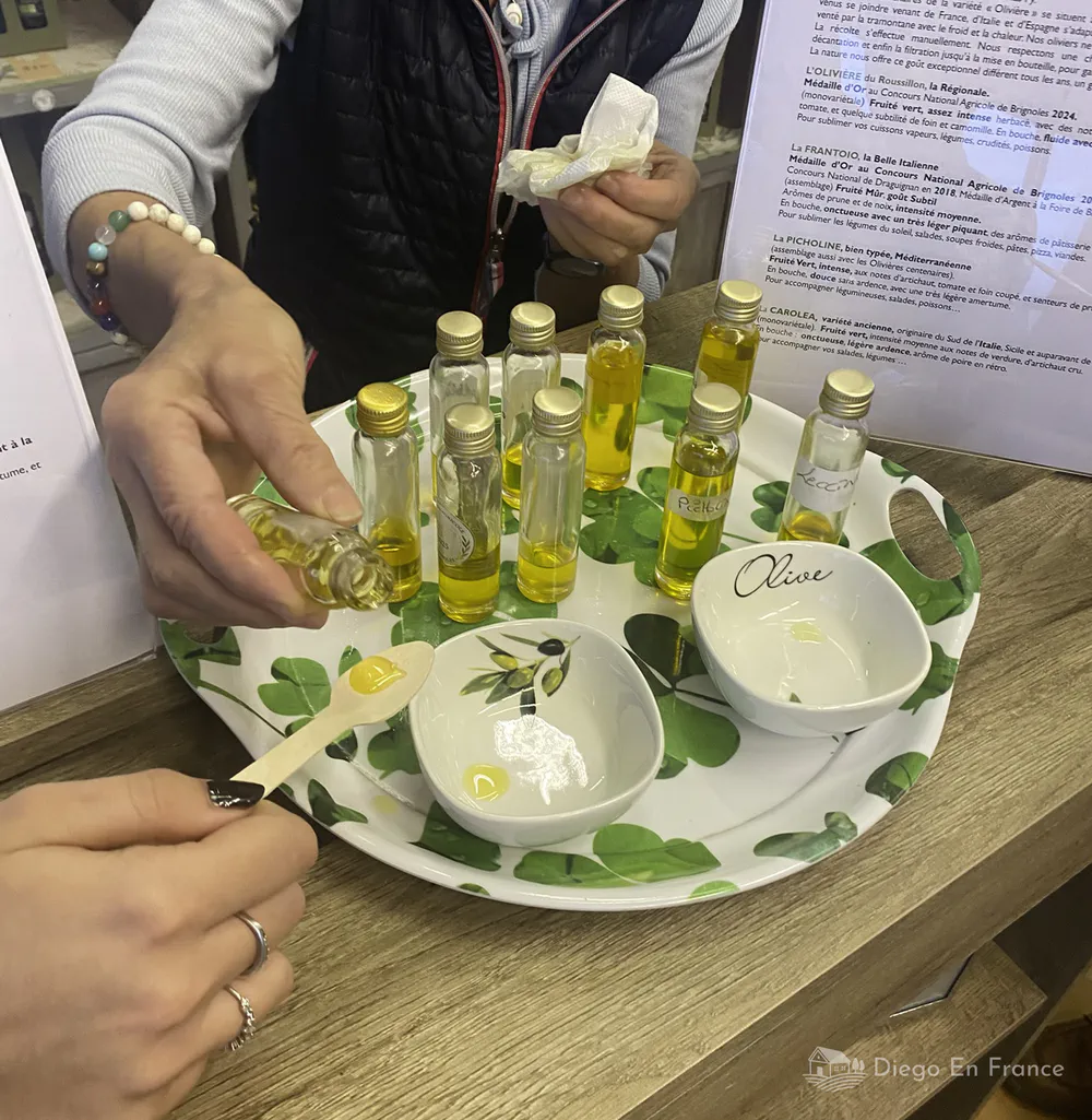 Bandeja con muestras de aceite de oliva en cata artesanal. Fotografía de diegoenfrance.com