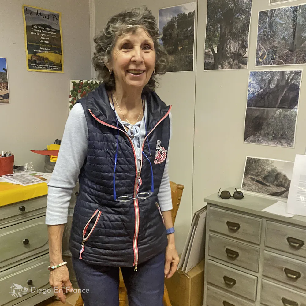 Artesana del Mas Py en sala de degustación de aceite. Fotografía de diegoenfrance.com