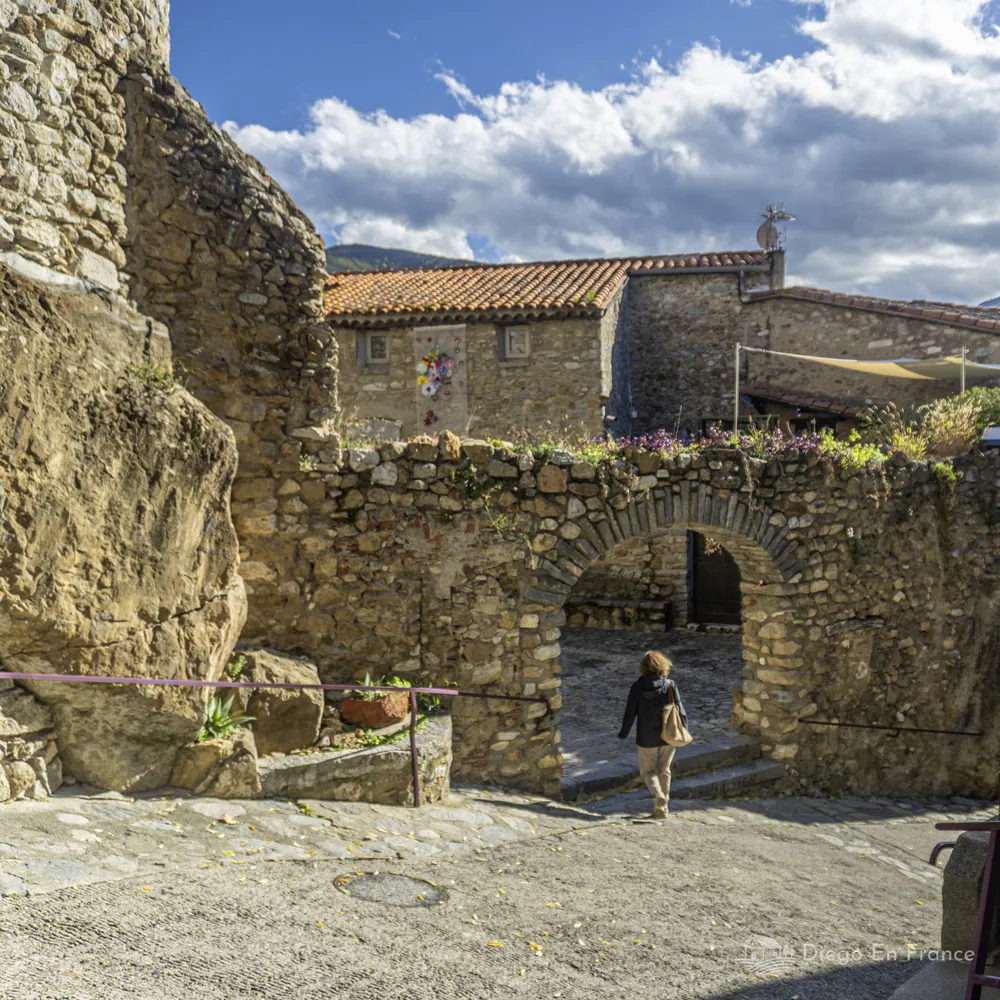 Fotografía de diegoenfrance.com del acceso medieval al pueblo de Castelnou en el Vallespir.