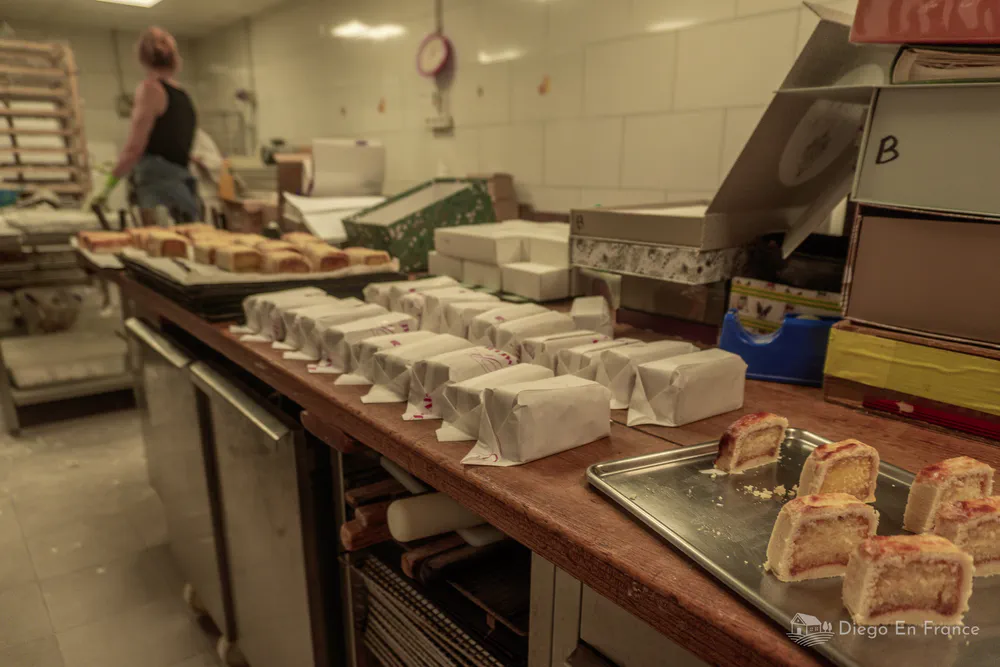 Fotografía de diegoenfrance.com obrador de rousquilles con piezas glaseadas.