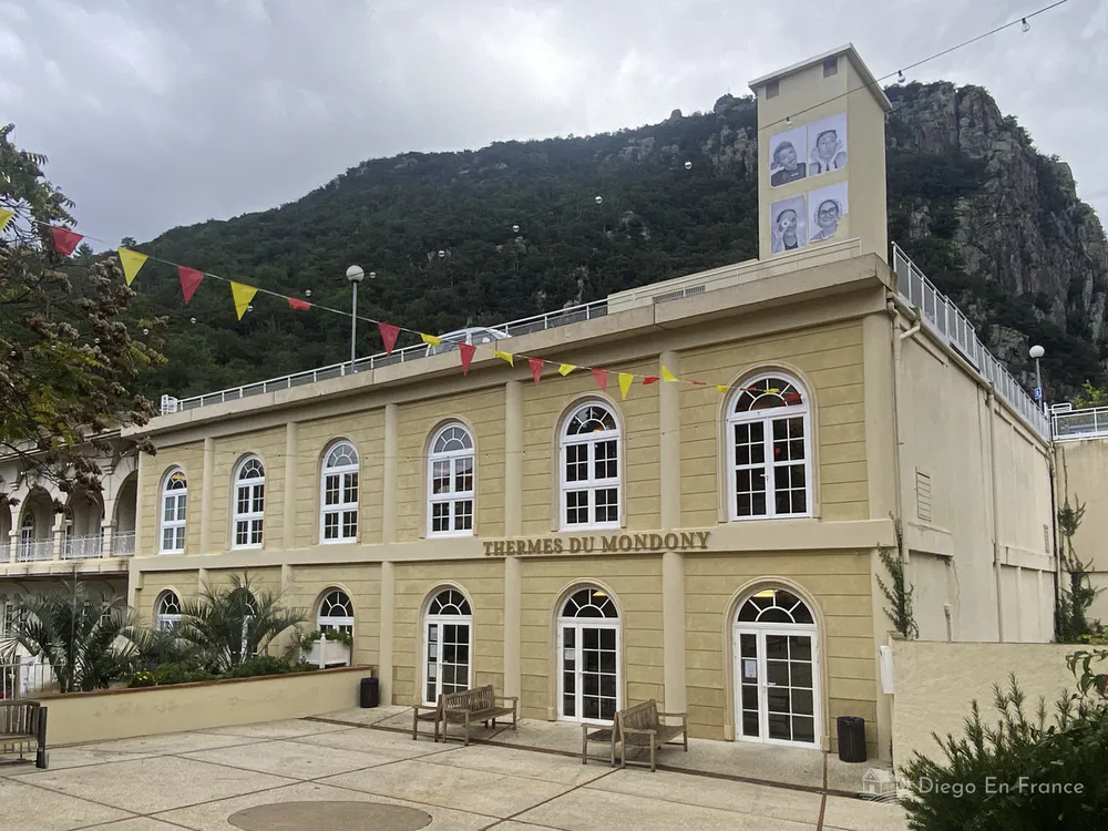 Fotografía de diegoenfrance.com del edificio de los Thermes du Mondony en Amélie-les-Bains en el Vallespir.