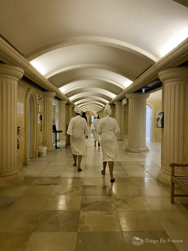 Fotografía de diegoenfrance.com mostrando el pasillo interior de los Thermes du Mondony en Amélie-les-Bains.