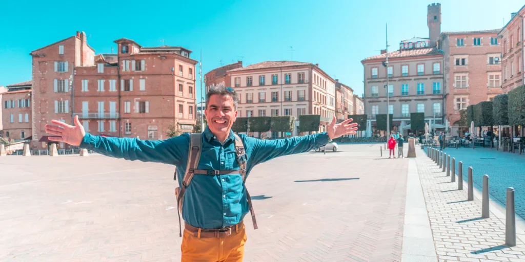Diego de excursión en una emblemática plaza del sur de Francia, en el corazón de un encantador pueblo.