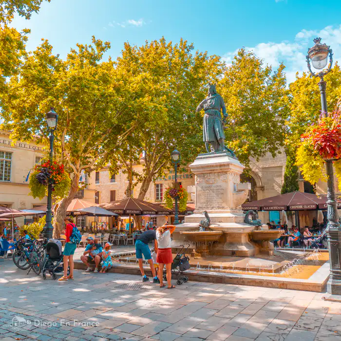 Foto familias paseando en la Plaza San Luis, en Aigues-Mortes. Sur de Francia