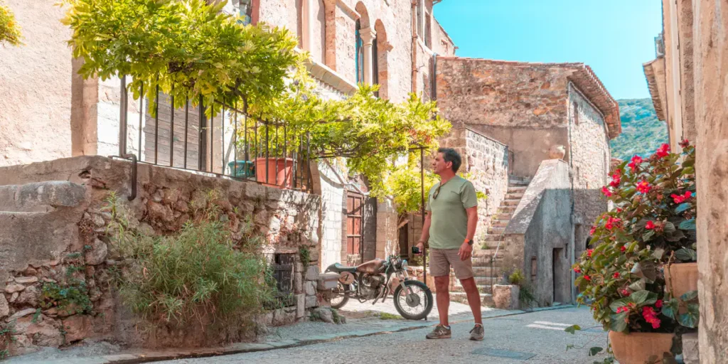 Paseando por callejuelas medievames en Saint-Guilhem-le-Désert-Francia