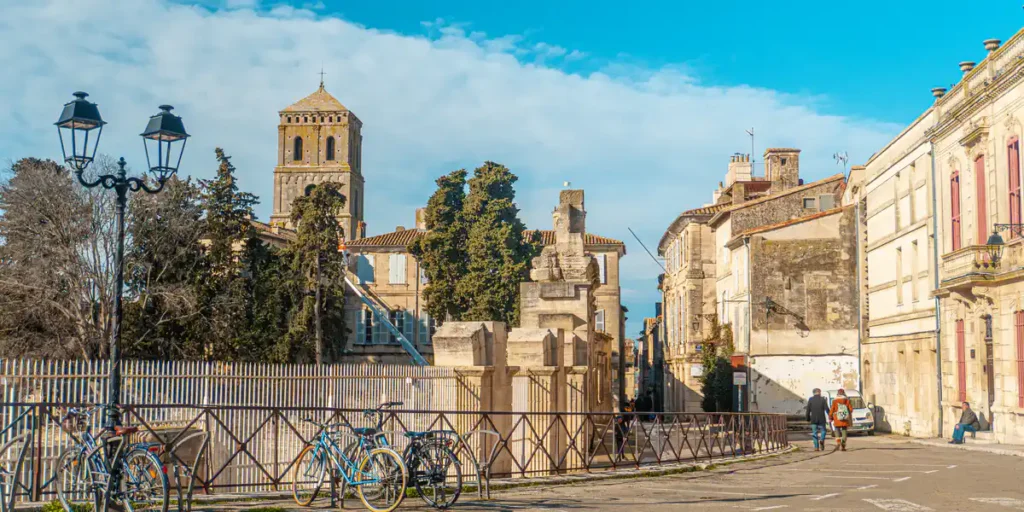 Foto del centro de Arles con el anfiteatro romano de fondo