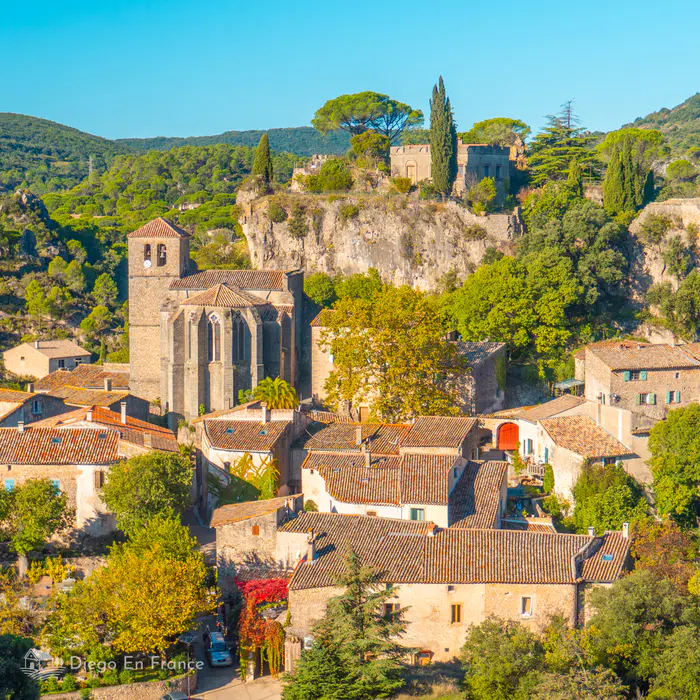 Vista de frente del Pequeñito pueblo de Mourèze, en el Herault, Francia