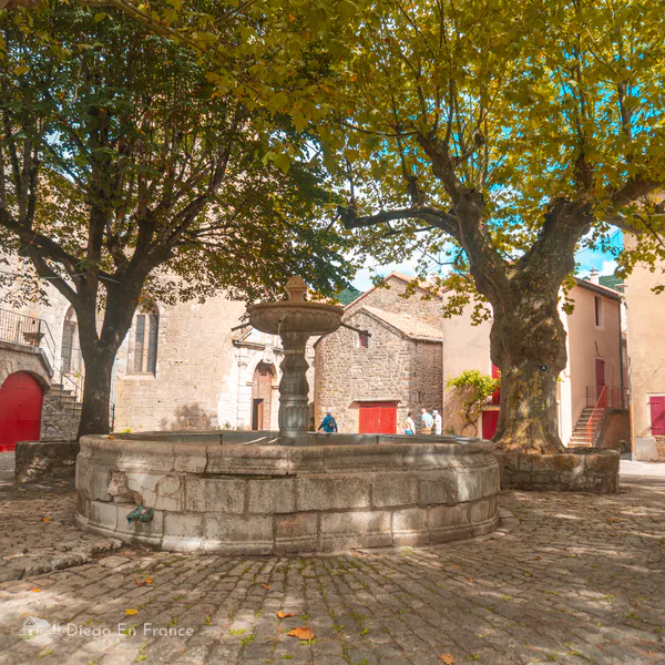 La fuente de la plaza en Sainte-Eulalie-de-Cernon, un encantador pueblo templario en el Hérault. Francia