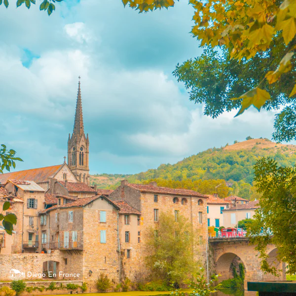 Fachadas de edificios antiguos en Saint-Antonin-Noble-Val, en el departamento del Tarn, Francia